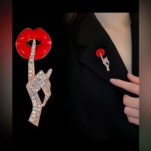 Sexy Creative Design Lip Brooch Rhinestone Gesture Brooch Pin Accessories NEW